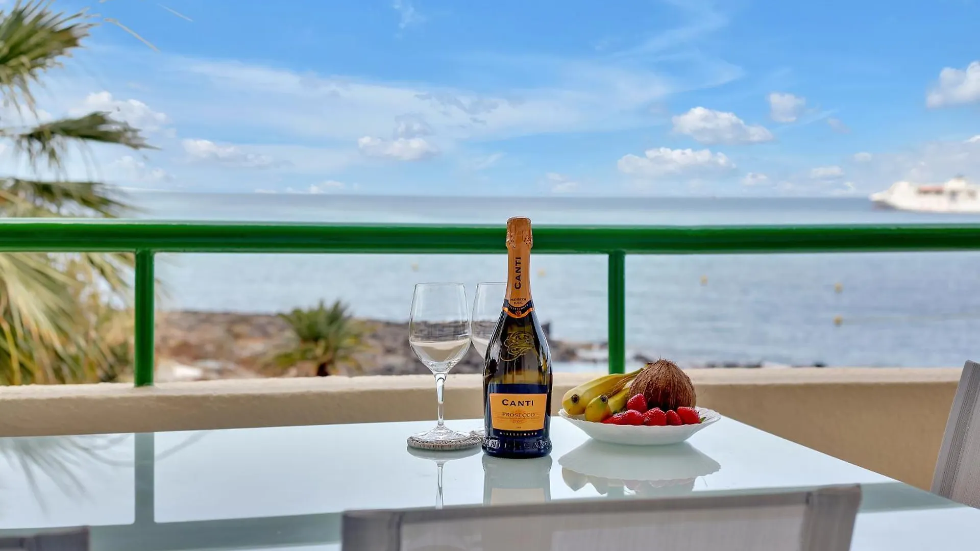 Casa Marinita, Top Floor, Direct Access To The Seafront Los Cristianos
